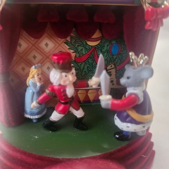 Nutcracker Battles Mouse King Musical Ornament AGC 2001 Carlton Cards HB - Picture 5 of 9